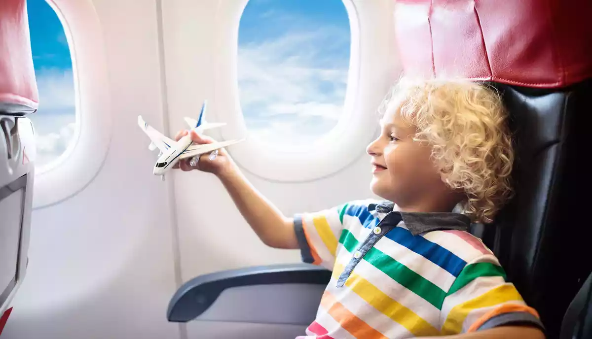 کودک در حال بازی در هواپیما