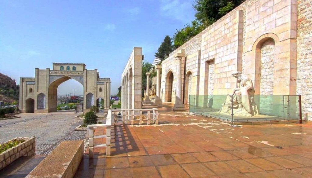 آرامگاه خواجوی کرمانی و دروازه قرآن