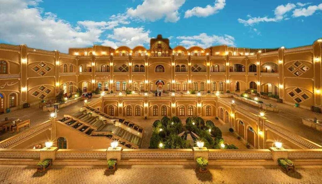 اقامت در یزد از کاروانسراهای تاریخی تا هتلهای مدرن