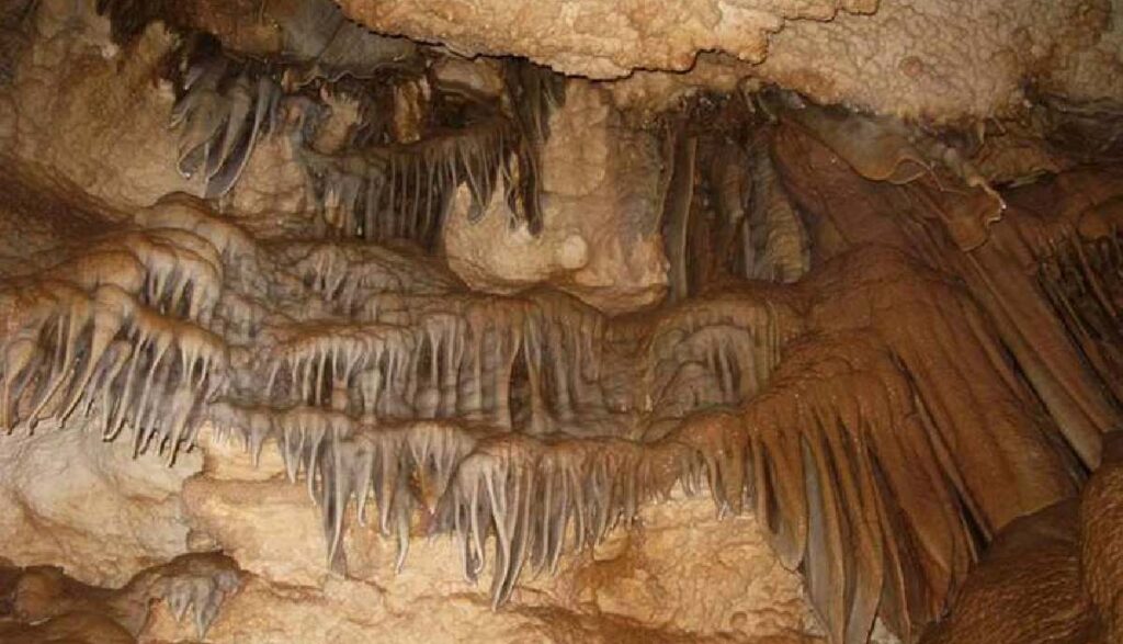 غار پریان فریدونشهر